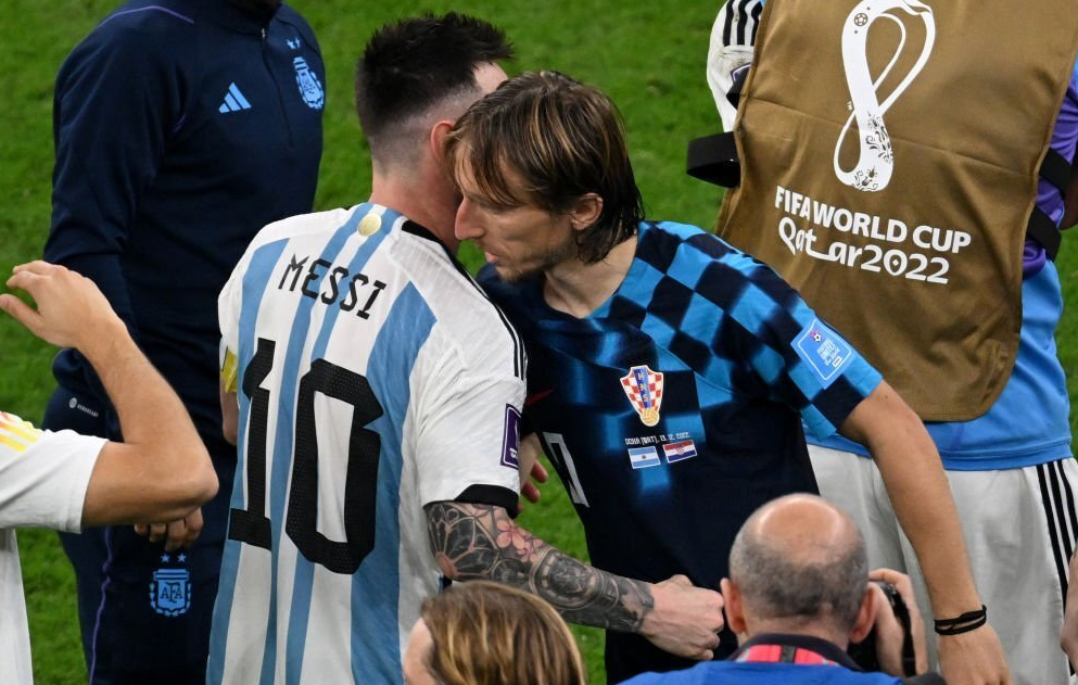 阿根廷险胜皇马，苏亚雷斯送出助攻