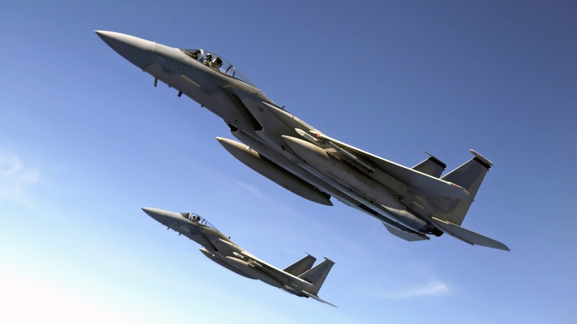 引擎轰鸣与绿茵暗涌，当F1街道赛的弯道哲学邂逅曼联的战术牢笼